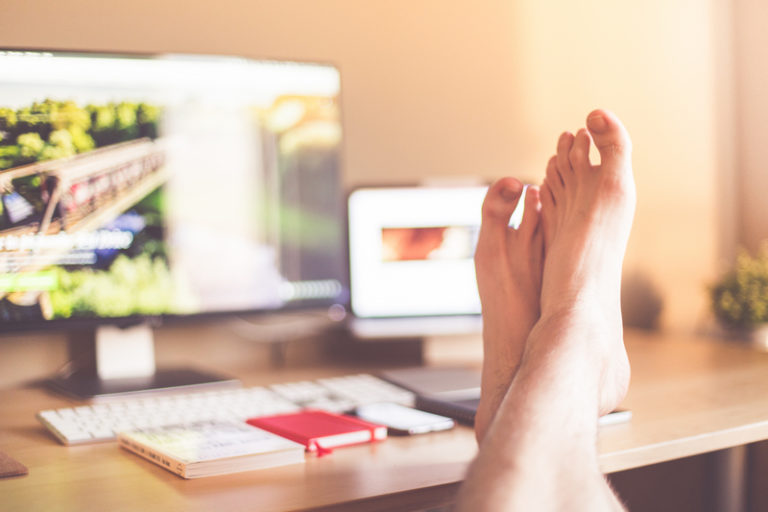 Wyposażenie  salonukosmetycznego – podnóżek do pedicure