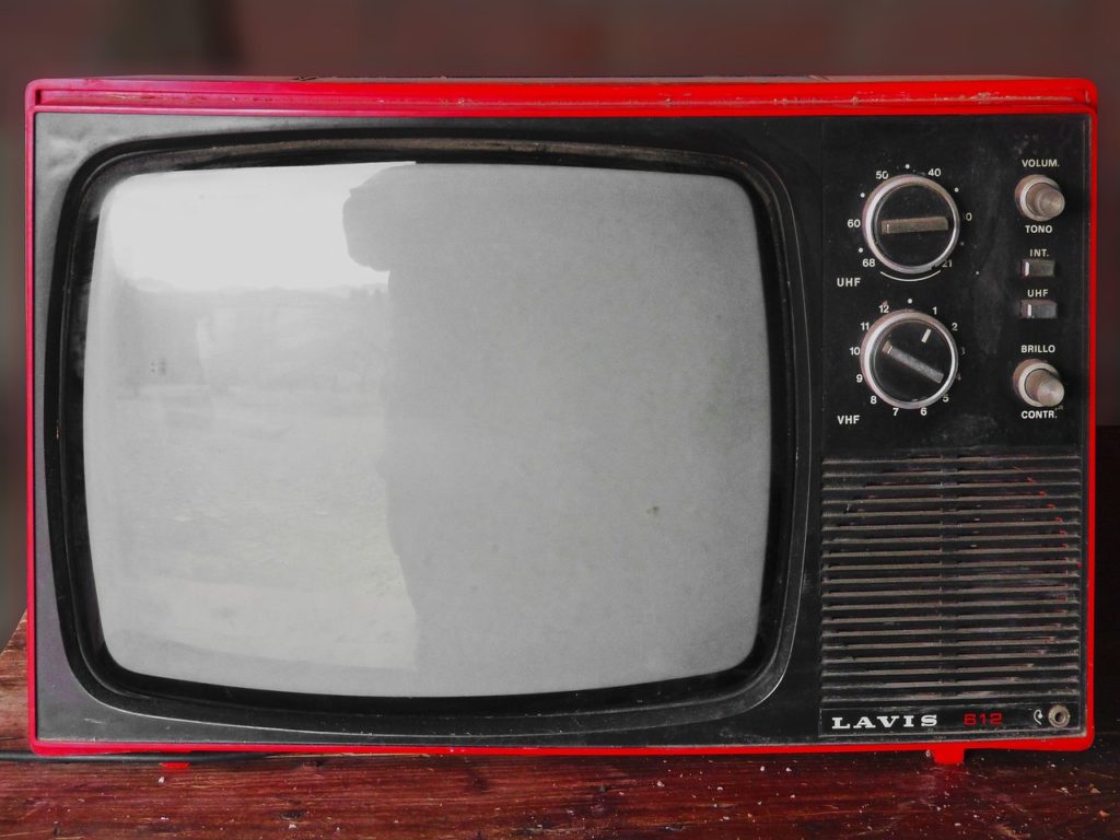 Wspólny odetchnięcie przed telewizorem, lub niedzielne serialowe popołudnie, umila nam czas wolny oraz pozwala się zrelaksować.