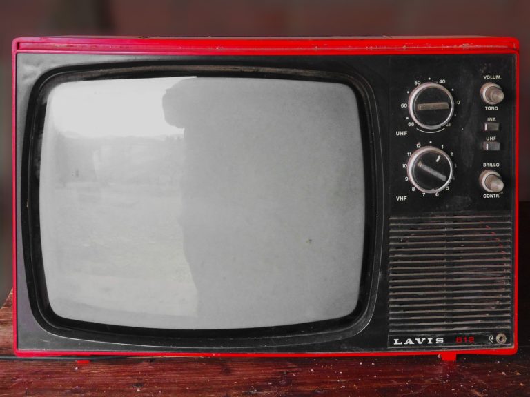 Wspólny odetchnięcie przed telewizorem, lub niedzielne serialowe popołudnie, umila nam czas wolny oraz pozwala się zrelaksować.